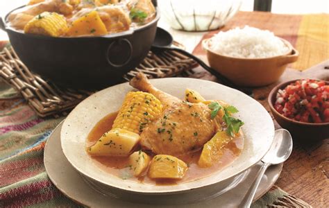  Sancocho de Gallina: Zupa z kurczakiem i warzywami o intensywnym smaku i cudownym aromacie!