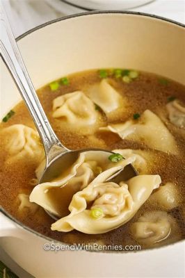  Wonton z Guangyuan - Czy Skosztowaniu Rozpływający się w Usta Delikatnej Won Tonowej Zupy Warto poświęcić 20 Minut?