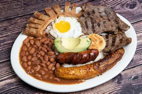  Bandeja Paisa: Aromatyczne danie z bogactwem smaków Kolumbii!