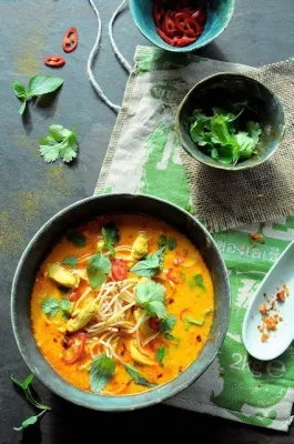  Khao Soi - Pikantne curry z makaronem i aromatycznymi dodatkami!