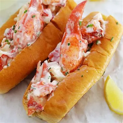  Lobster Roll: Odkryj Soczystą Mięsostkę Homara w Chrupiącej Bułce, Przyprawionej Słodką Majonezową Nutą!